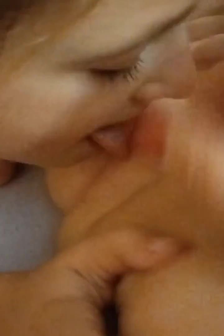 欧美幼女被母亲要求给几个月大的婴儿妹妹舔逼视频