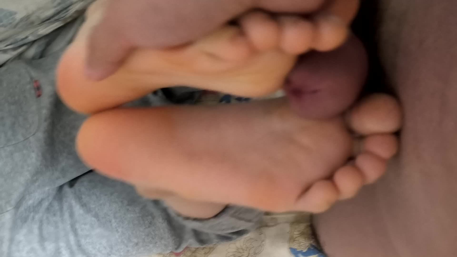 幼女趴在床上看着动画片被哥哥用大鸡巴在双脚之间进行足交视频