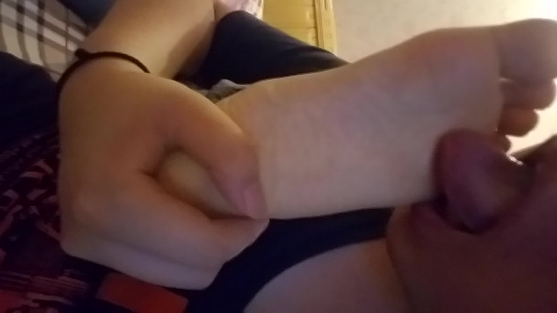 哥哥为了满足特殊的欲望给幼女下药后抓着她的脚丫疯狂吸吮舔舐视频