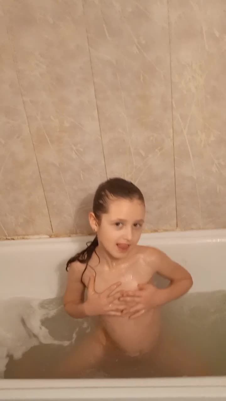 欧美身材瘦削骨骼突出但有线条美的幼女在浴缸里自摸视频