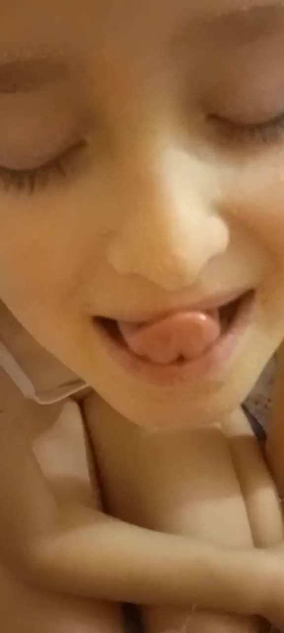 欧美哺乳期的母亲用力挤弄奶头将乳汁喷射在两名全身赤裸幼女脸上视频