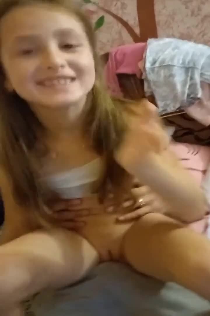 欧美母亲举着手机拍摄记录幼幼下半身裸露被父亲抱在身上的场面被曝光视频