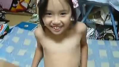 日本活泼开朗的幼幼主动扒开白虎穴让爸爸揉搓小豆豆视频