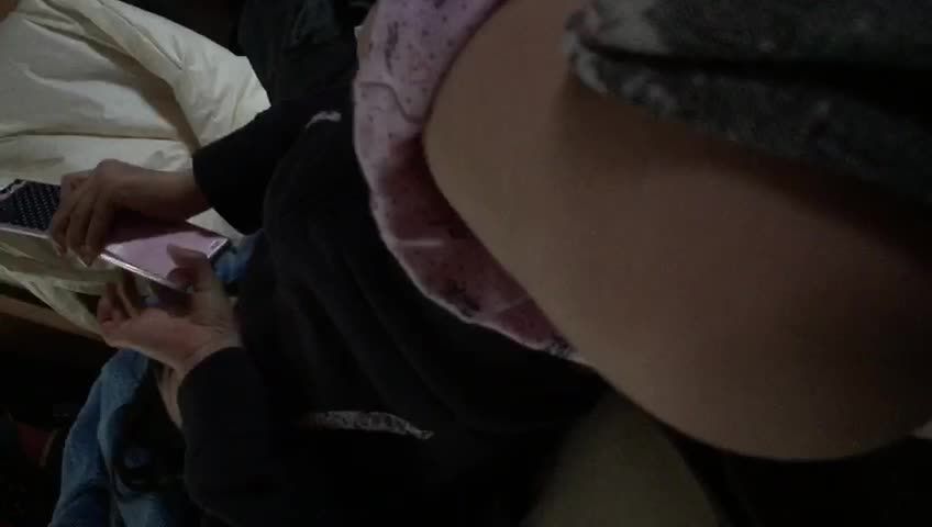 日本小女孩被隔壁家的流浪汉大叔用手机诱骗到家里猥亵视频