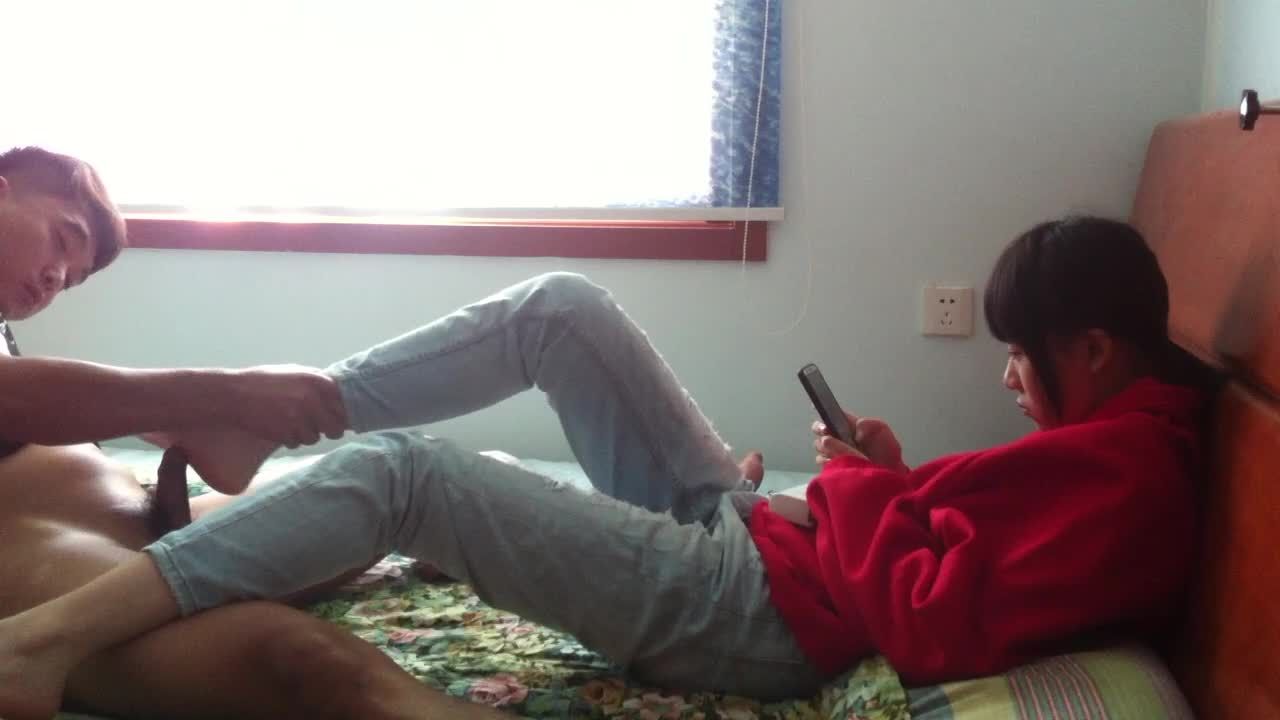 身穿红色卫衣紧身牛仔裤的初中生给男友足交撸管视频