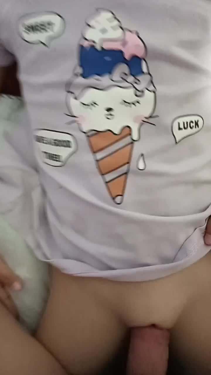 尤为喜爱白虎蜜穴的哥哥居然对妙龄幼女下手满足变态的性欲视频