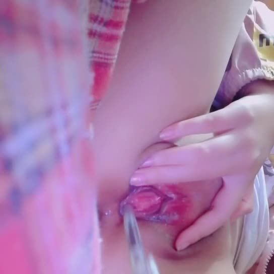 皮肤白嫩白里透红的幼女一手扒开阴蒂一手用笔抽插粉红蜜穴自慰视频