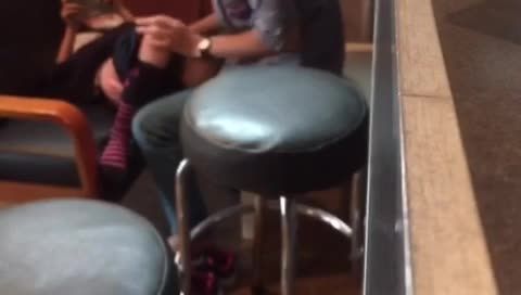 日本身穿JK校服的幼女在寿司店被老板猥亵舔逼视频