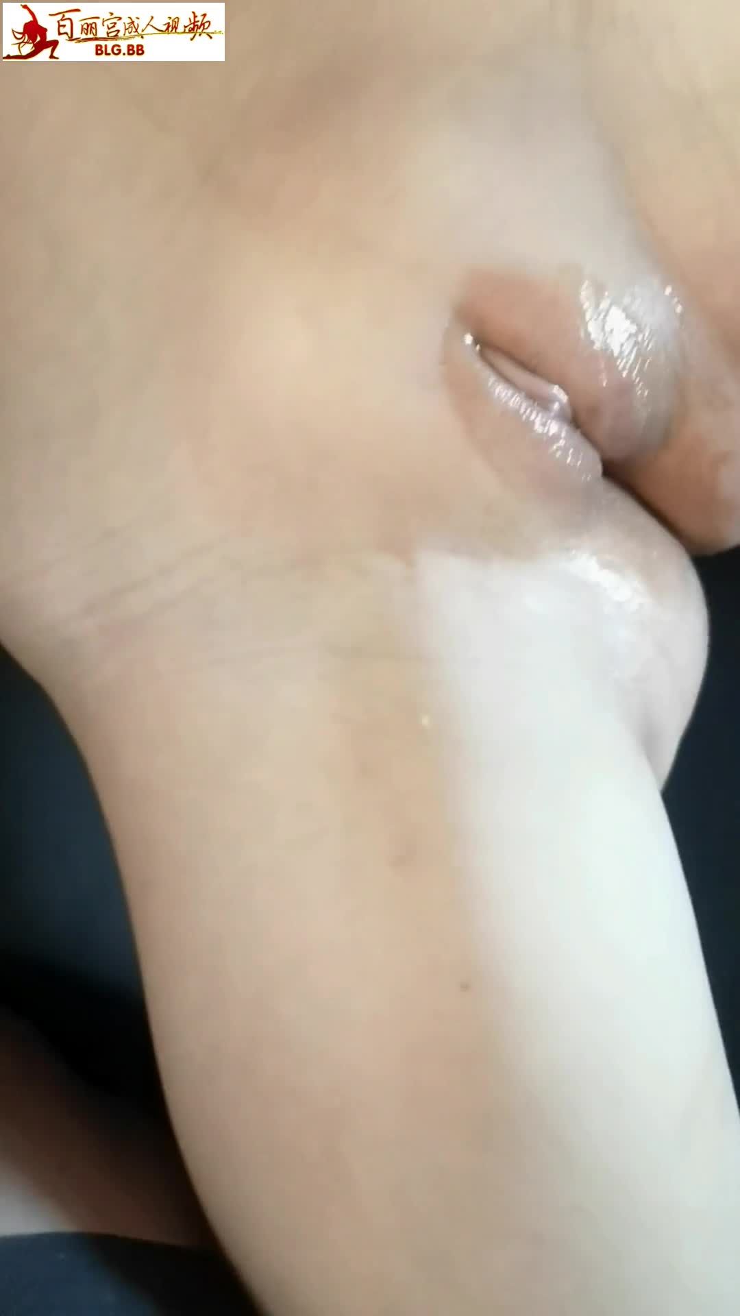 骨盆瘦到凸出的幼女被大汉车震用龟头在白虎蜜穴口处上磨蹭视频