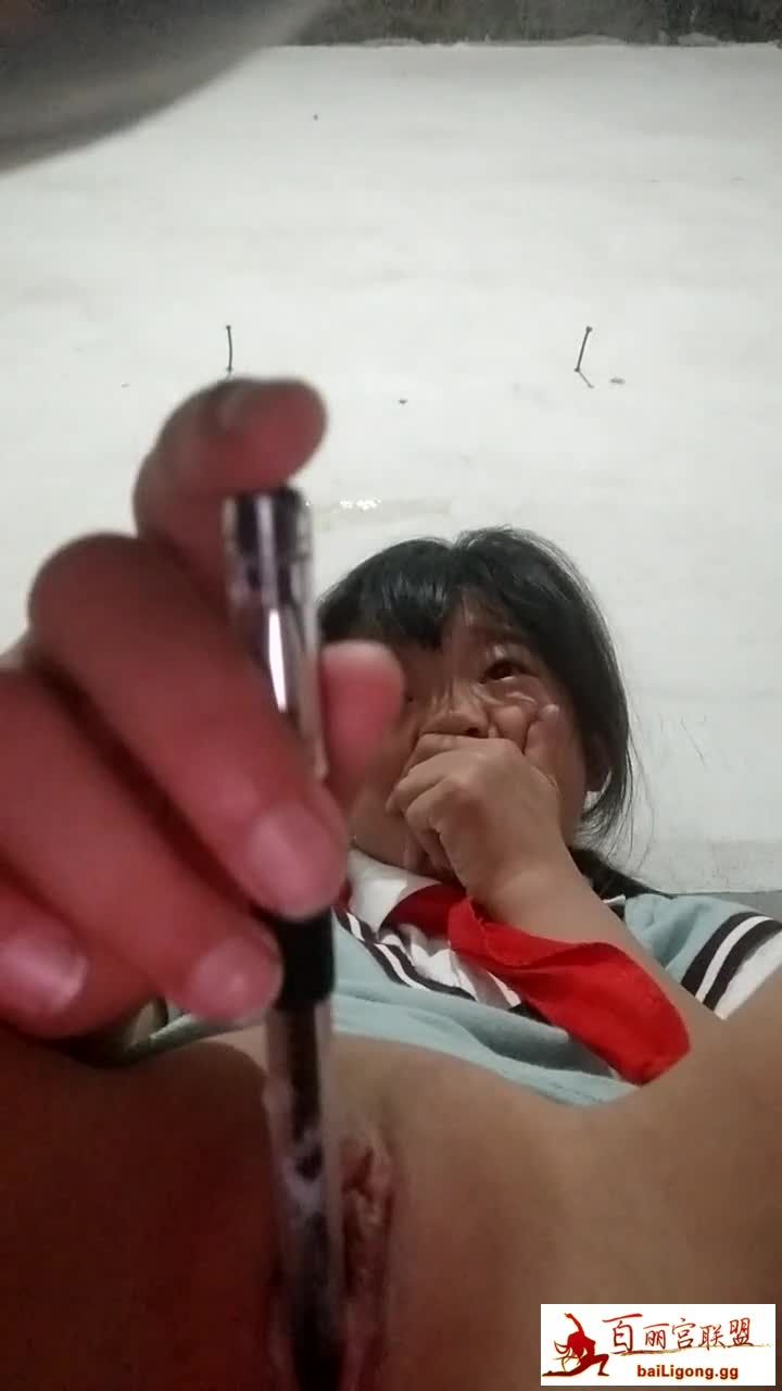 校园三年级小女孩在卧室用圆珠笔自慰饥渴白虎穴视频
