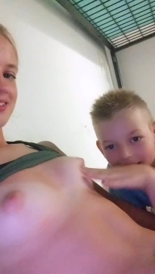 欧美初中生少女每日放学回家就开始勾引幼男视频