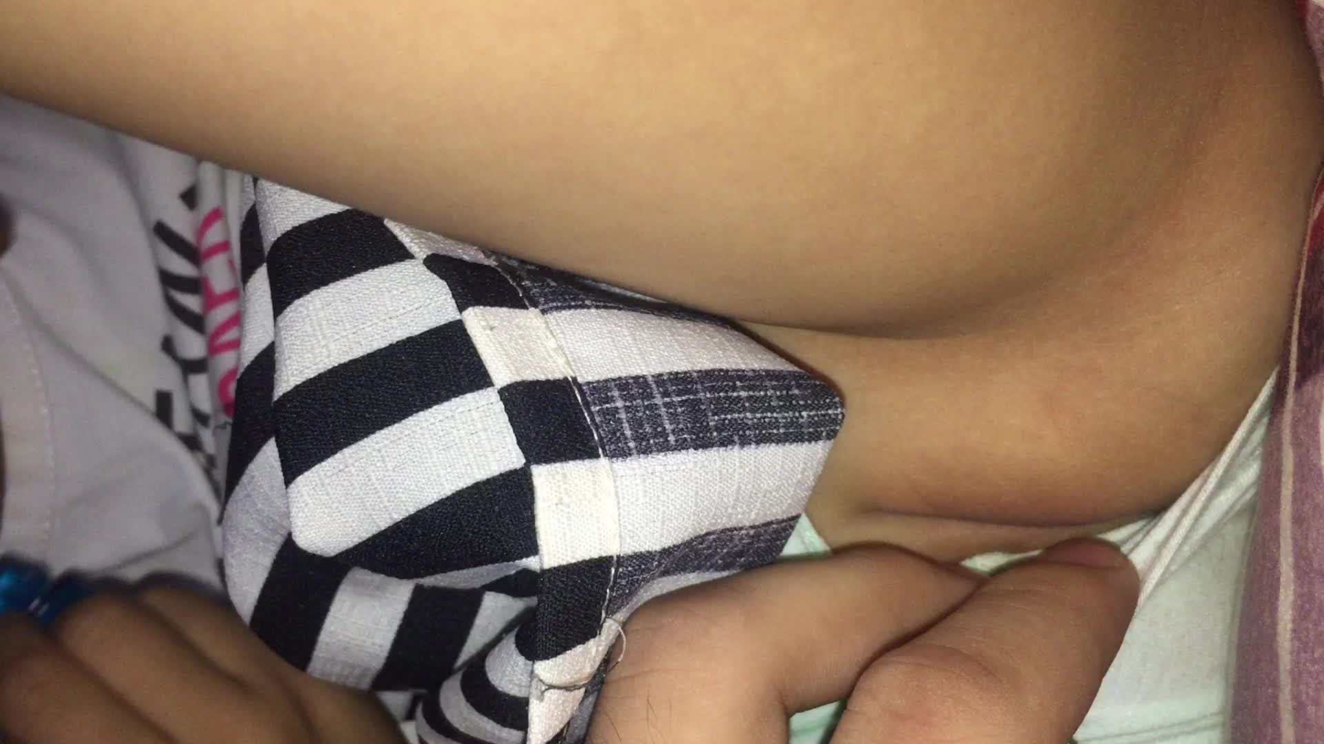 六岁幼女晚上被爸爸猥亵白虎小穴视频