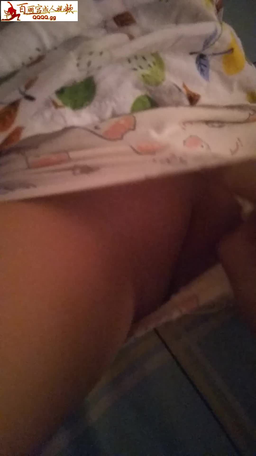 变态兽父边猥亵小女孩粉穴边手淫打飞机视频