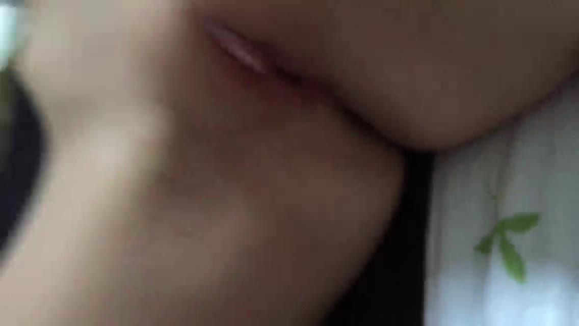 骑手小哥把十岁幼女诱骗到宾馆舔逼视频