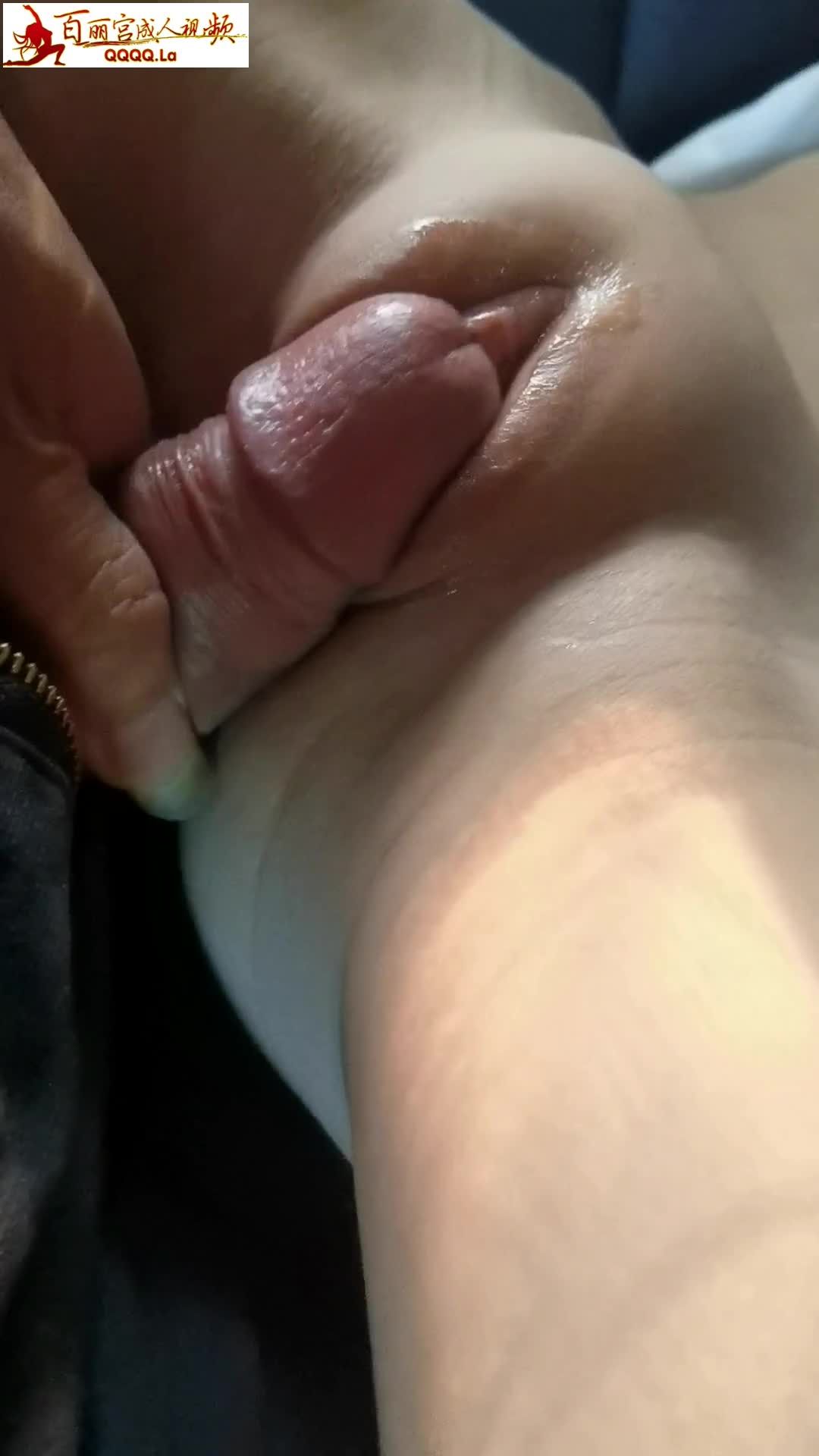 国产变态男子在车震诱奸小学幼女大屌把白虎逼干肿视频