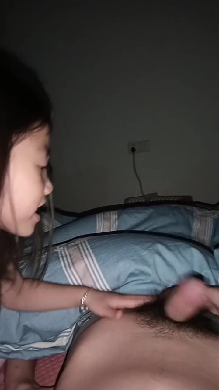 两名可爱的国产小女孩难逃变态淫父魔掌视频