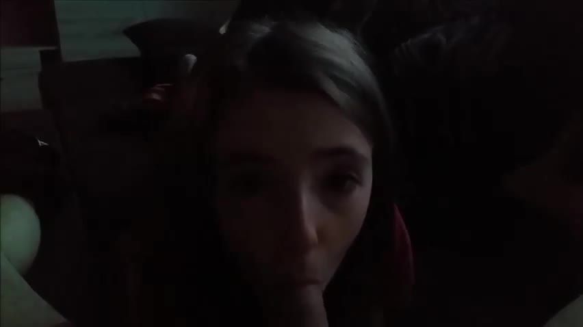 人面兽心父亲深夜调教欧美幼幼女儿口交巨屌榨精视频