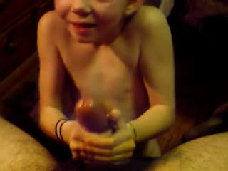 玲珑瘦小欧美幼女被兽父半夜叫过来打飞机视频