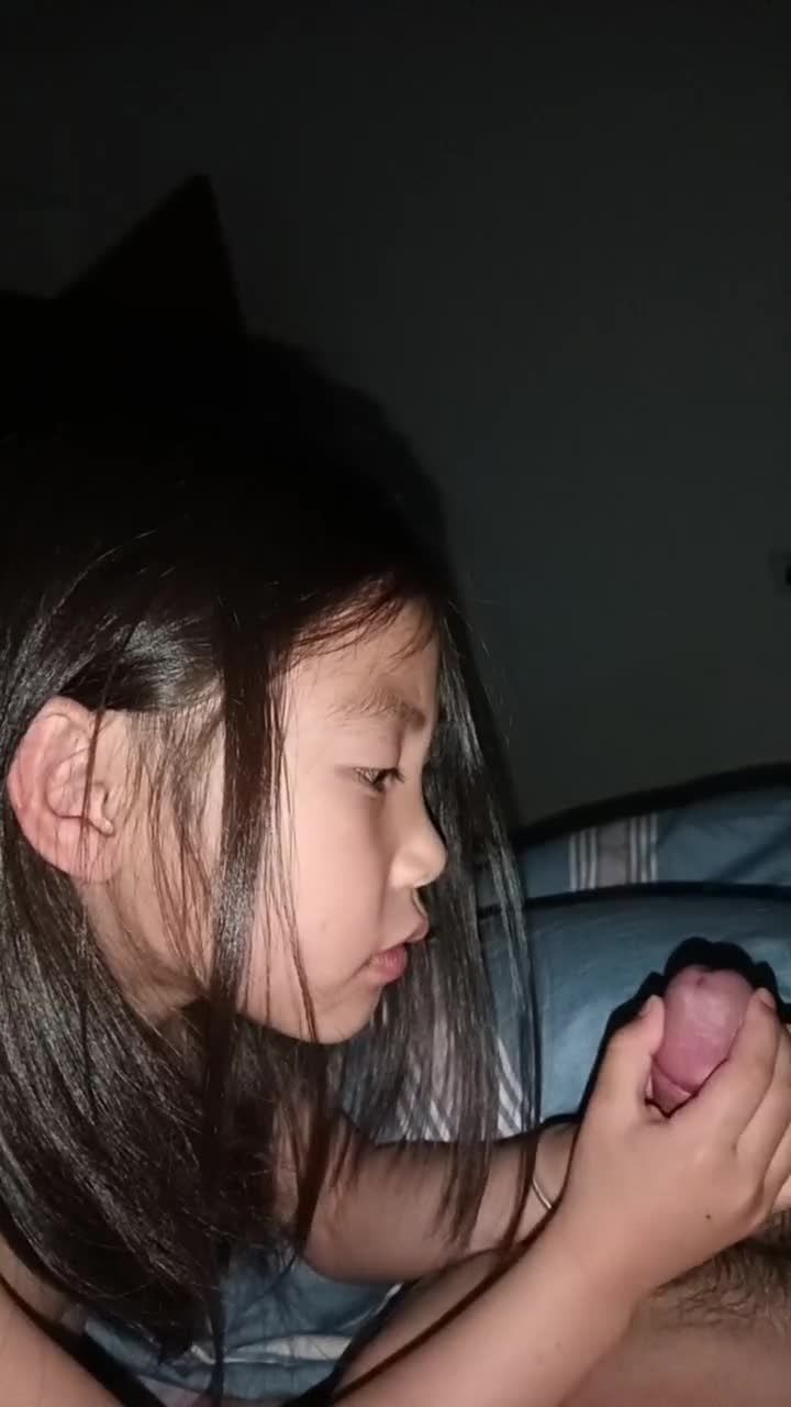 两位懵懂的小女孩姐妹晚上给爸爸撸管发泄兽欲视频