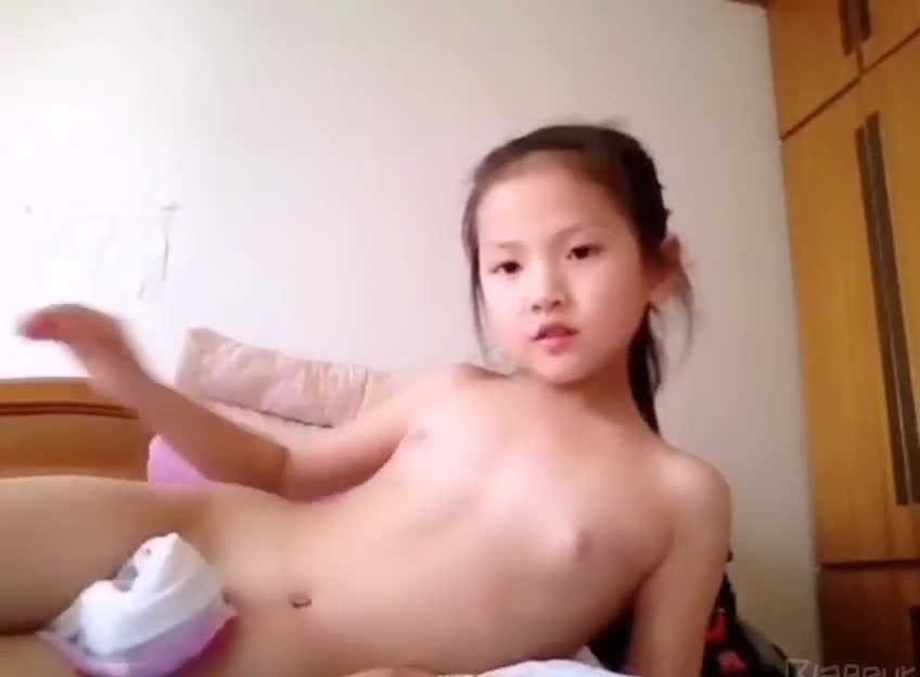 听同学告知用床单如何自慰的幼女在家体验了起来视频