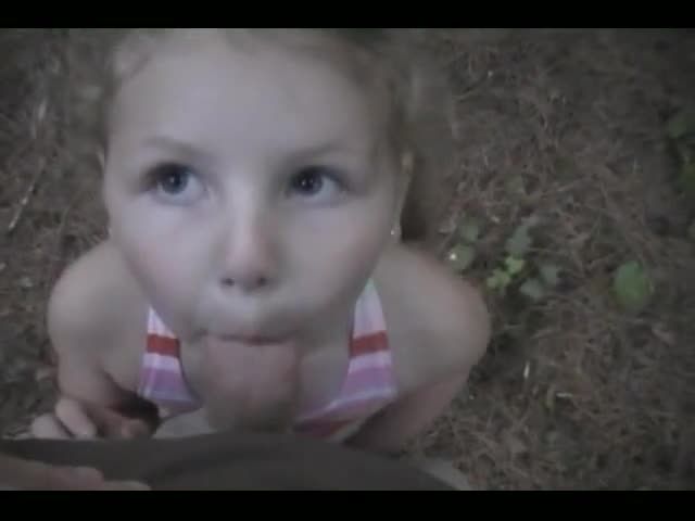 欧美小鼻子小嘴巴显得极为标志的幼幼在户外公园给陌生人口交视频