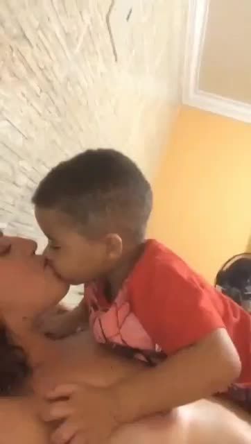 离婚多年的单亲欧美骚妈张开M腿姿势调教幼男乱伦视频