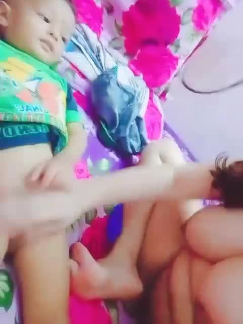 亚洲白胖巨乳骚妈乱伦幼男强插勃起小阴茎视频流出