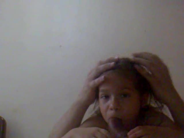 禁忌乱伦鬼父调教欧美六岁幼女卖力吃屌口交视频