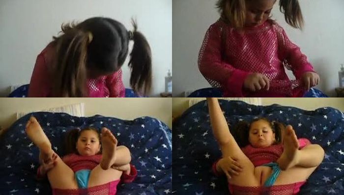 真实曝光欧美嫩胖幼幼展露极品馒头白虎逼视频