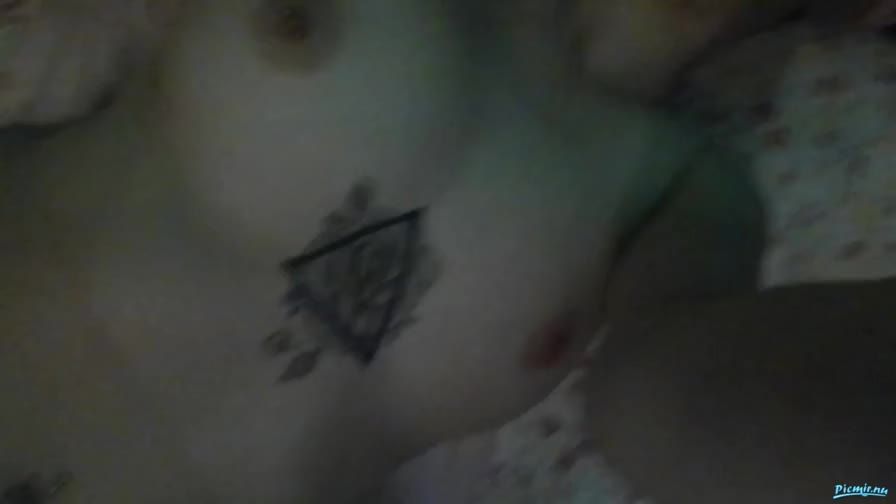 欧美乳沟处纹了个身的小女孩于男友视频通话展示火辣身材给他撸管视频