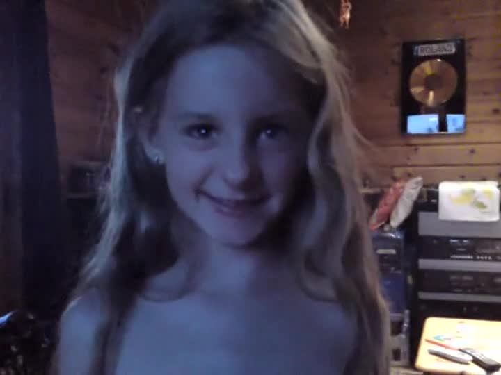 两名欧美幼幼姐妹周末被鬼迷心窍父亲调教站桩做爱视频