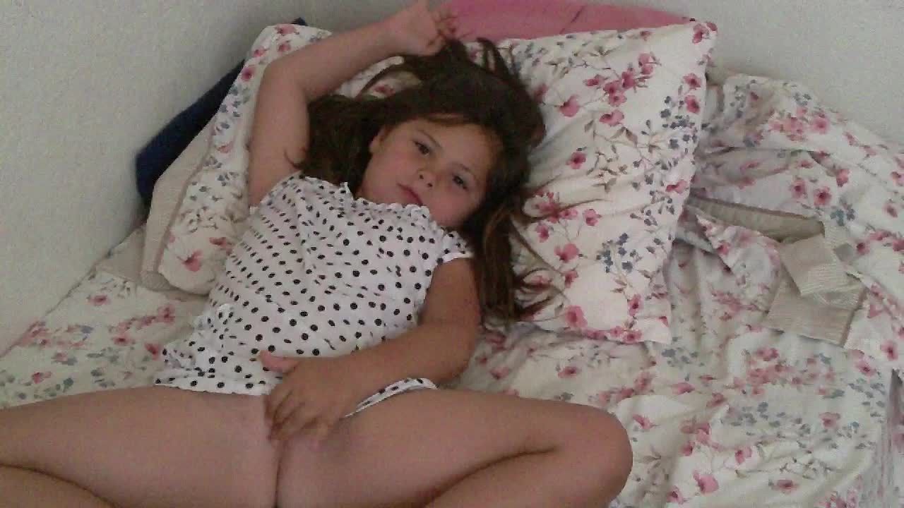 欧美6岁白胖小女孩开叉劈腿露出一线天小穴视频