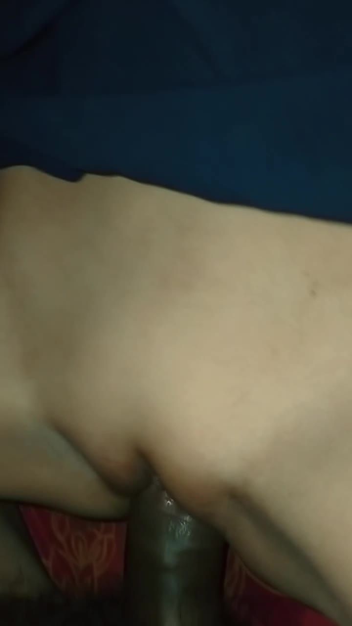 睡得很熟雷打不动的幼幼在凌晨被兽父用大鸡巴填满白虎蜜穴操逼视频