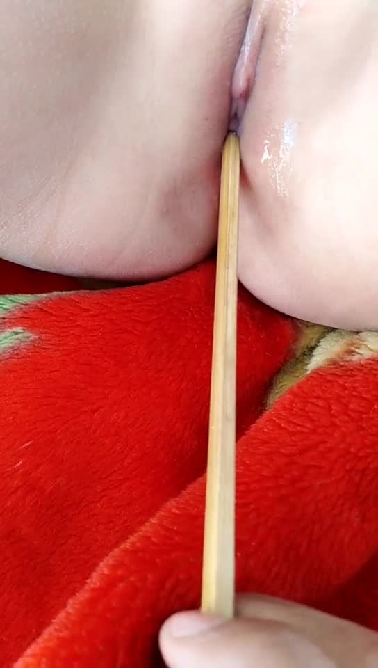 8岁小幼女在家中午睡白虎粉逼被禽兽爸爸用筷子插入视频