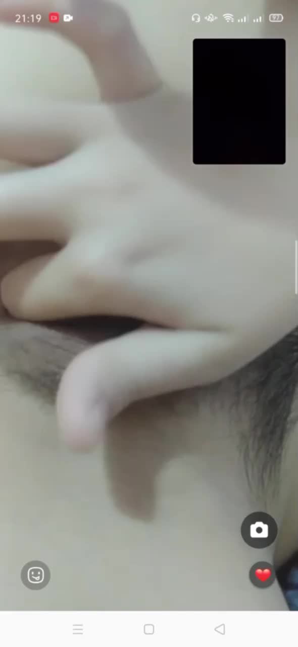 奔放初中生和男友一边视频一边用手不停扣逼手淫骚叫不止