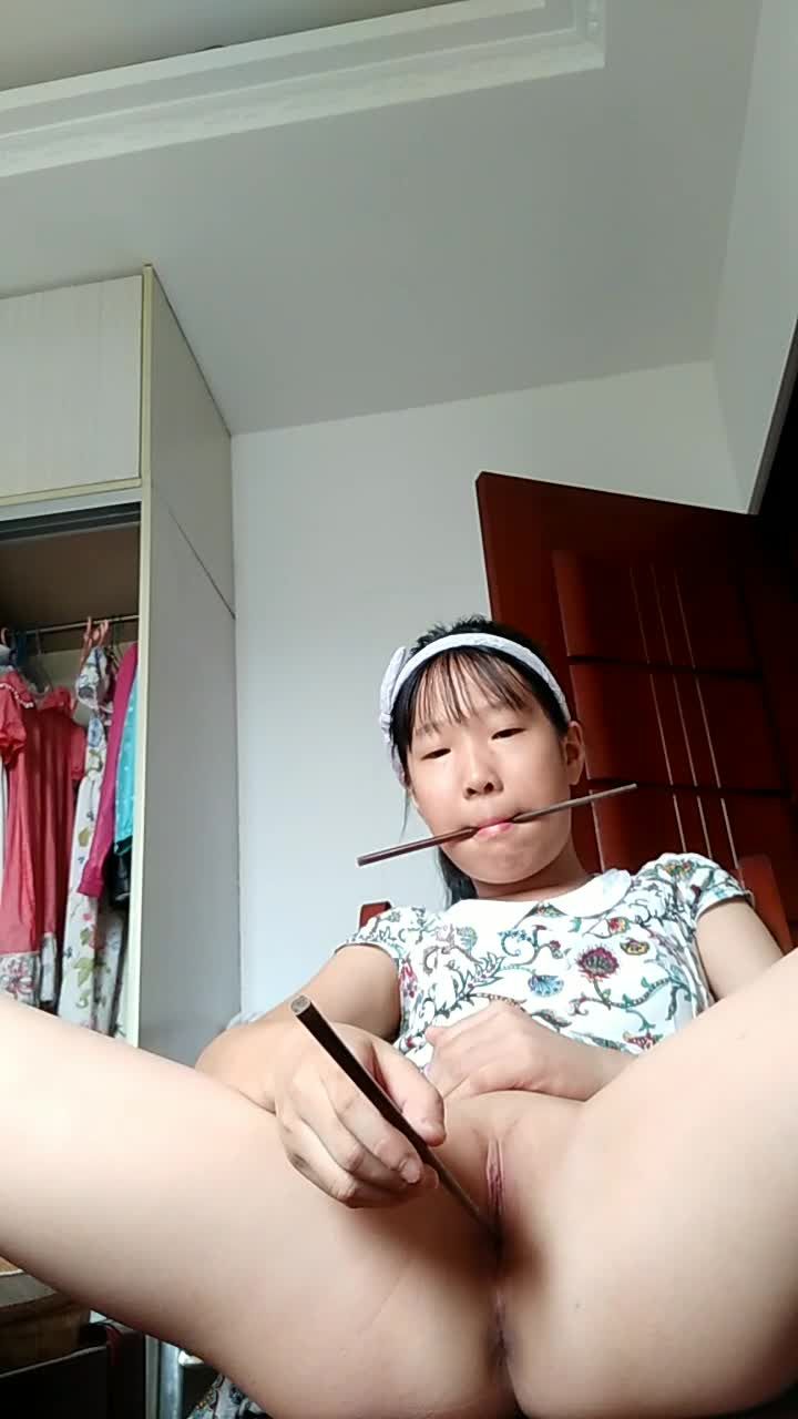 齐刘海幼女用筷子插入粉嫩白虎美穴自慰视频