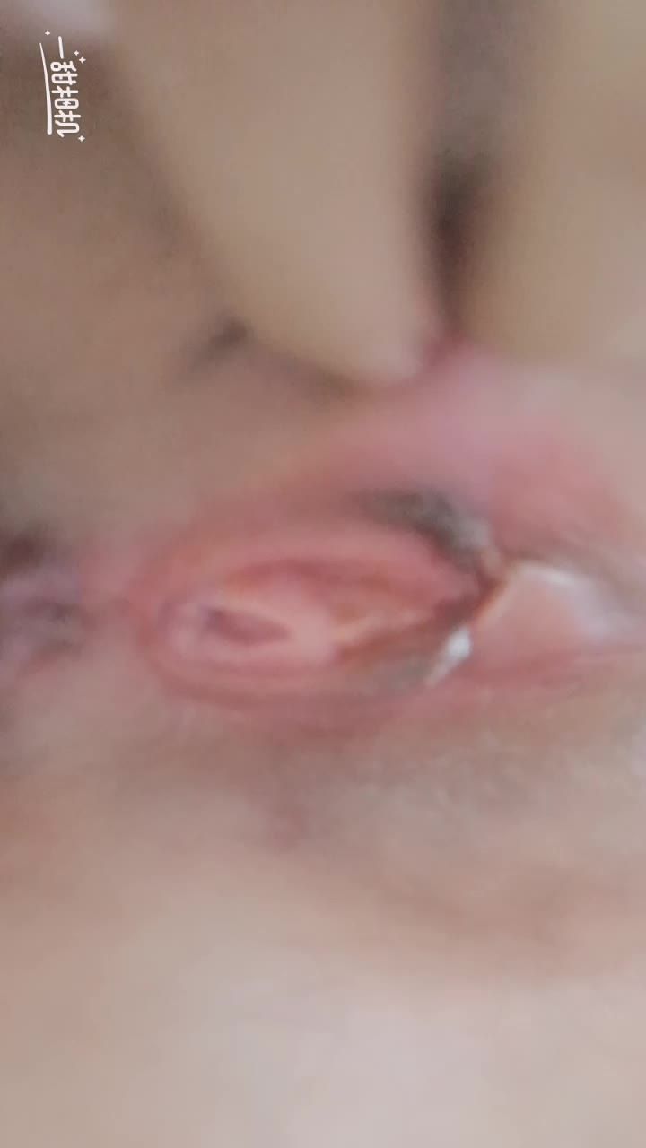 刚长出几根稚嫩逼毛初中生学妹居然就要自慰饥渴小穴视频