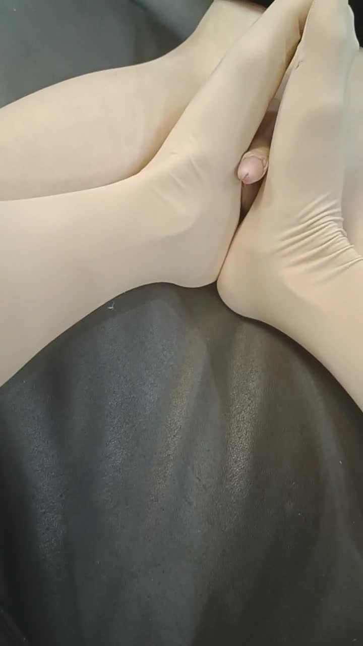 乱伦小学三年级国产小男孩被校园老师肉丝臭脚玩屌足交视频