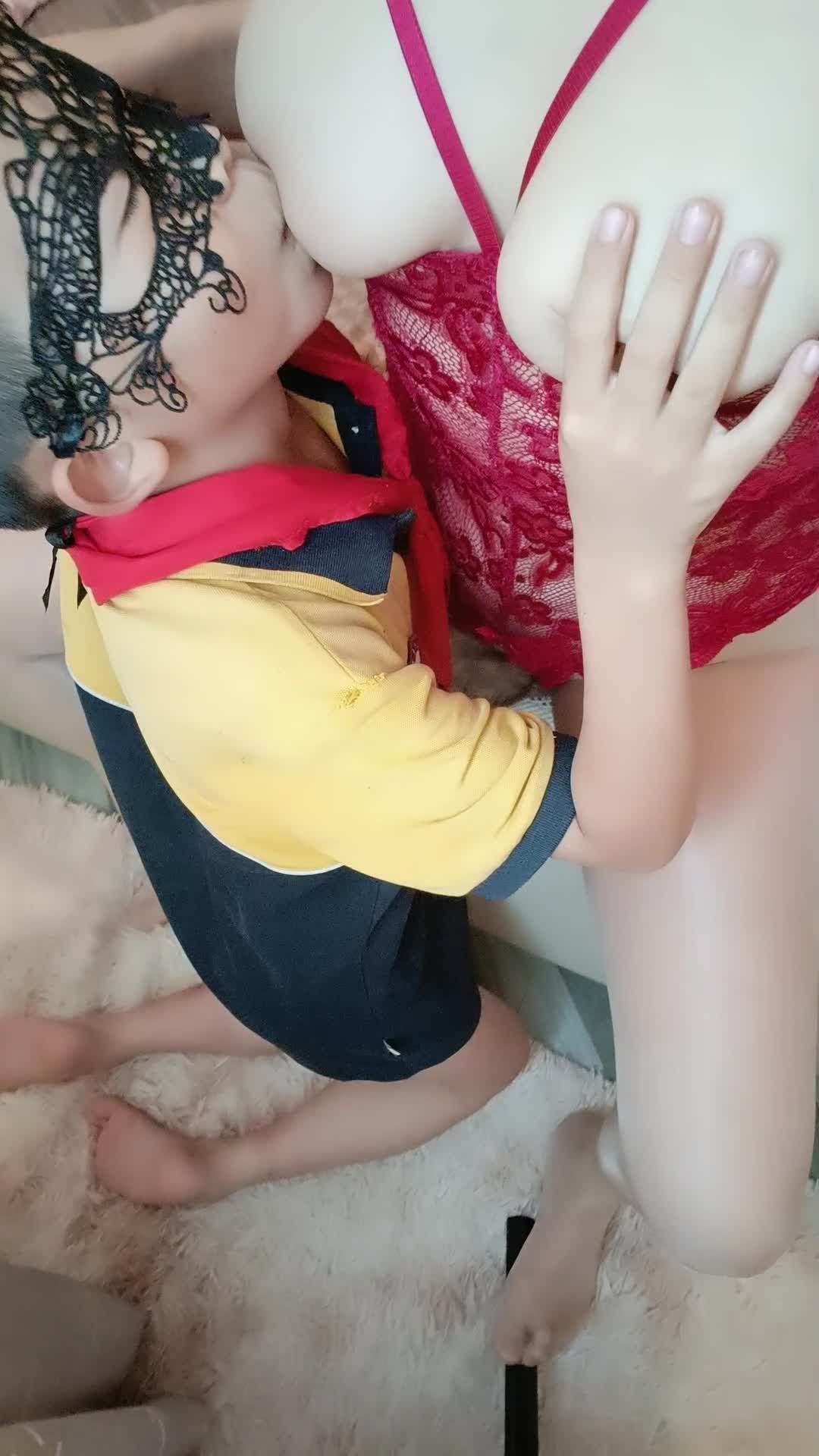 骚劲爆棚的国产情趣美妈母子乱伦幼男舔脚舔逼假屌插穴视频