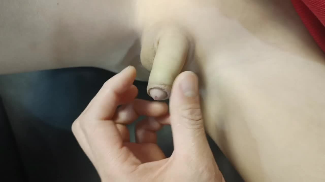 淫贱国产美妈在沙发平板诱惑乱伦玩弄8岁幼男白袜足交视频