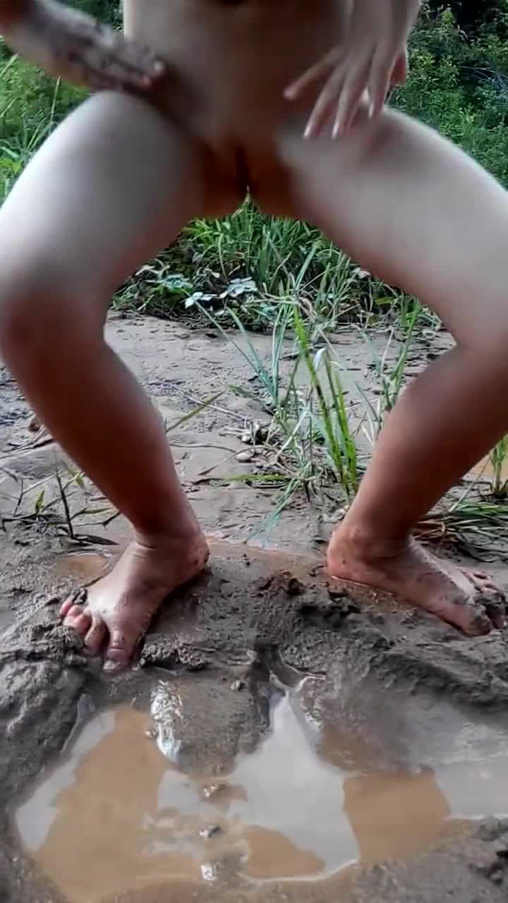 娇嫩瘦小农村幼女被骗到户外脱光衣服全裸玩泥巴视频