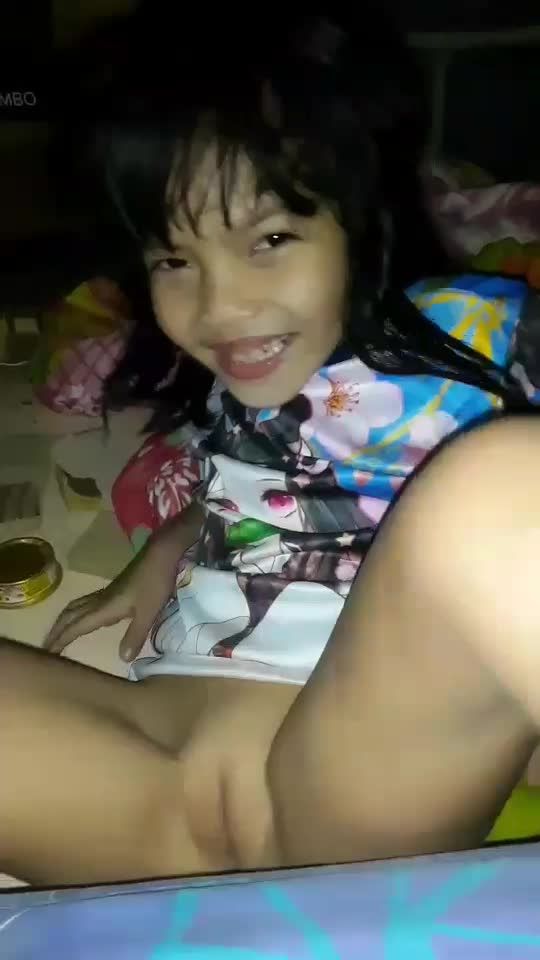 泰国曼谷八岁幼幼女孩在床上搔首弄姿视频