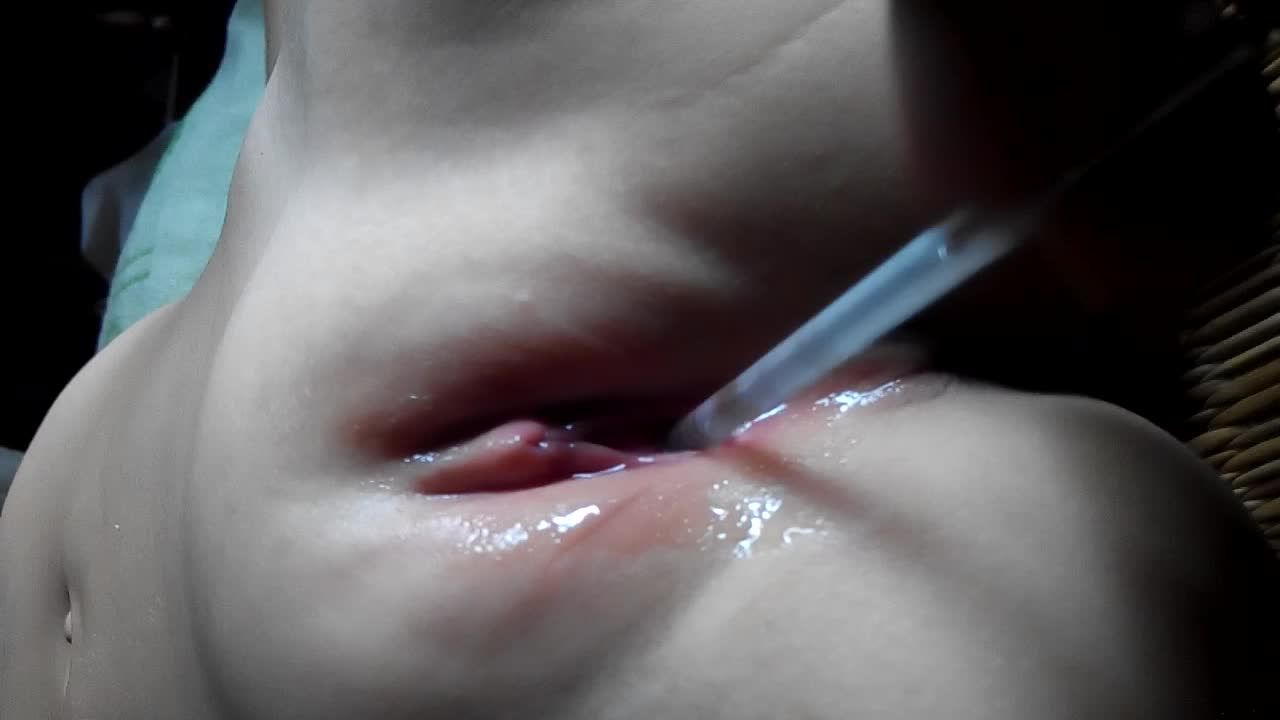 农村幼女惨遭迷晕后被体温计棒棒插入白虎小穴视频