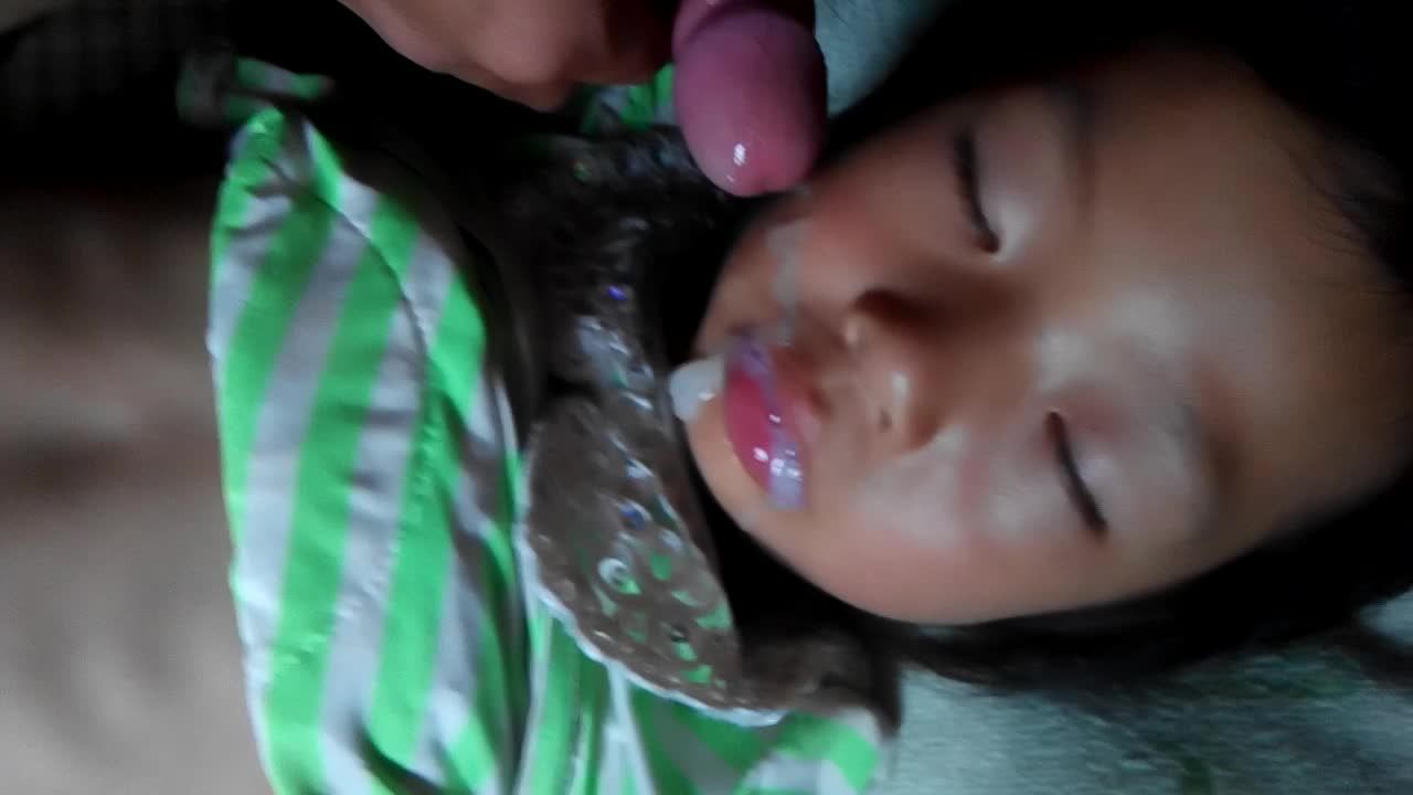 熟睡中的幼幼惨遭被变态爸爸精液射满脸上视频