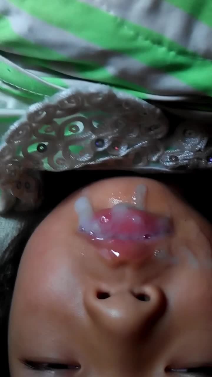 南京刘老师猥亵熟睡幼幼惨遭颜射视频