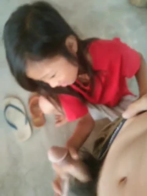 乡下小女孩被邻居家单身汉调教玩弄鸡巴打飞机视频