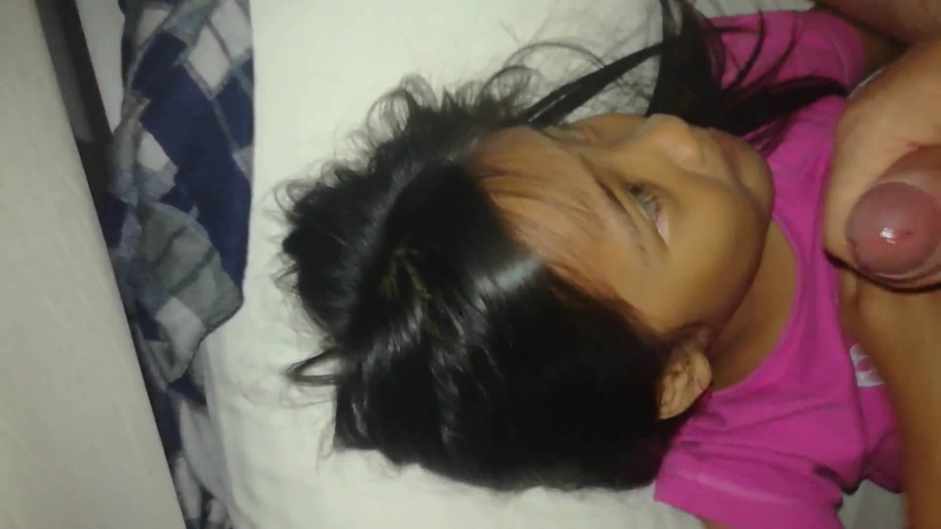 农村瘦小幼女被带到城镇宾馆口交颜射吞精视频