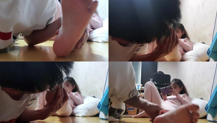 四眼中年恋足男用手机诱骗嫩幼幼在出租房舔脚视频