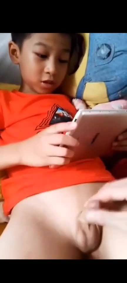 淫荡尺度国产小马拉大车邻家阿姨用零食诱奸隔壁小男童视频