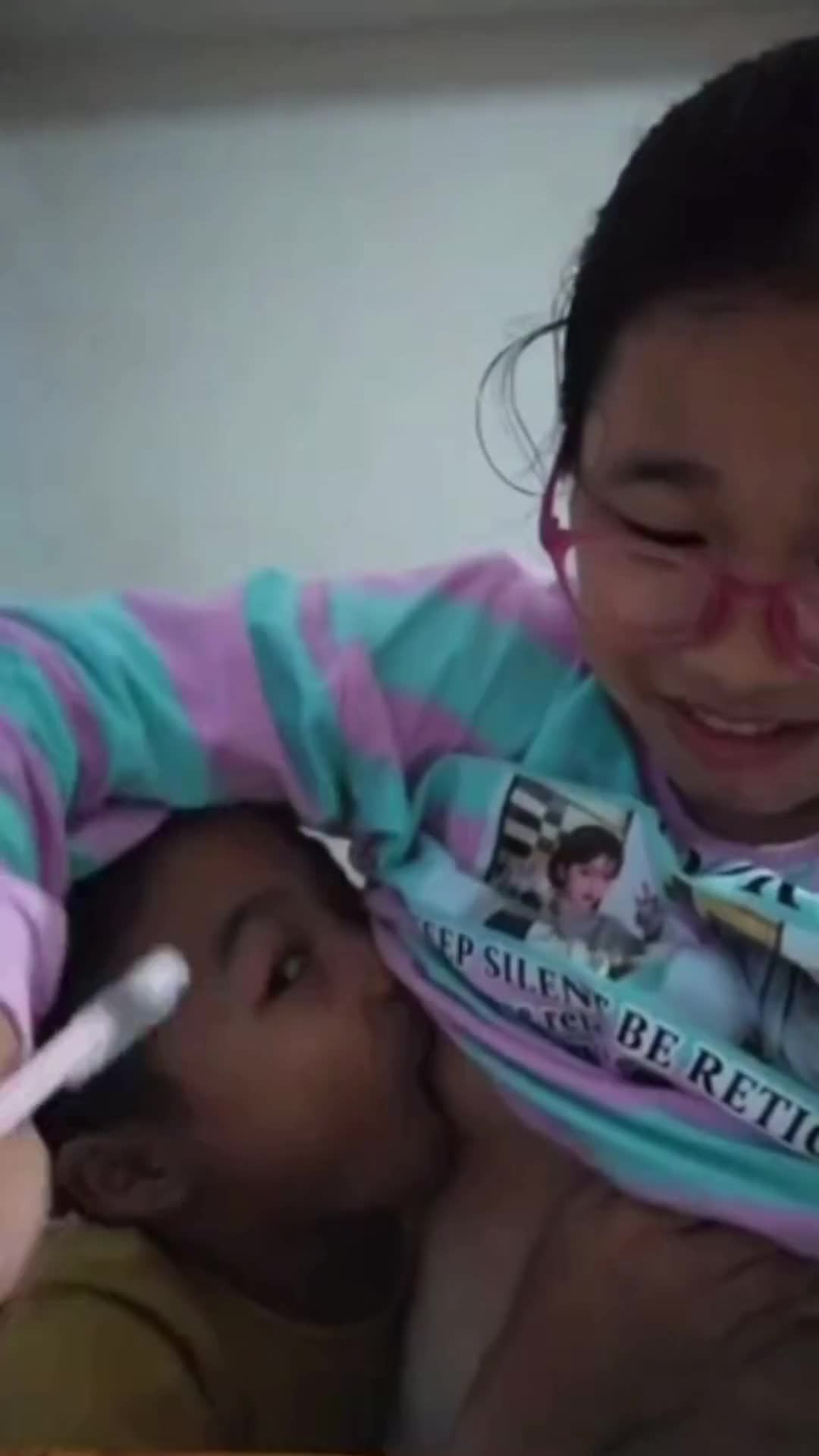 国产姐弟乱伦视频五年级表姐和二年级幼男卧室调情舔奶